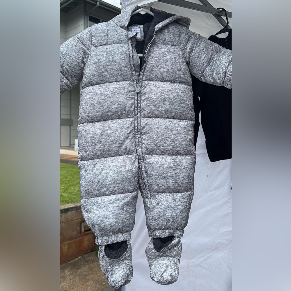 Baby Gap snow suit • 6-12 mo